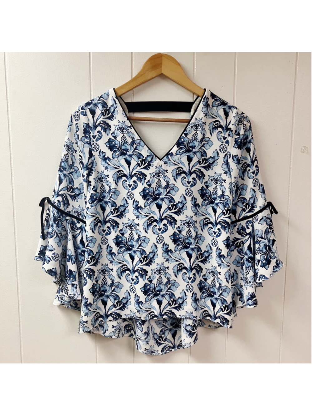 White House Black Market Floral Blouse Flared Bell Sleeve SZ 4P Blue White NEW